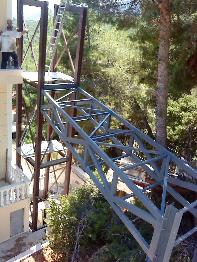 Μεταλλικη πεζογέφυρα σε ιδιωτική κατοικία Αθήνα